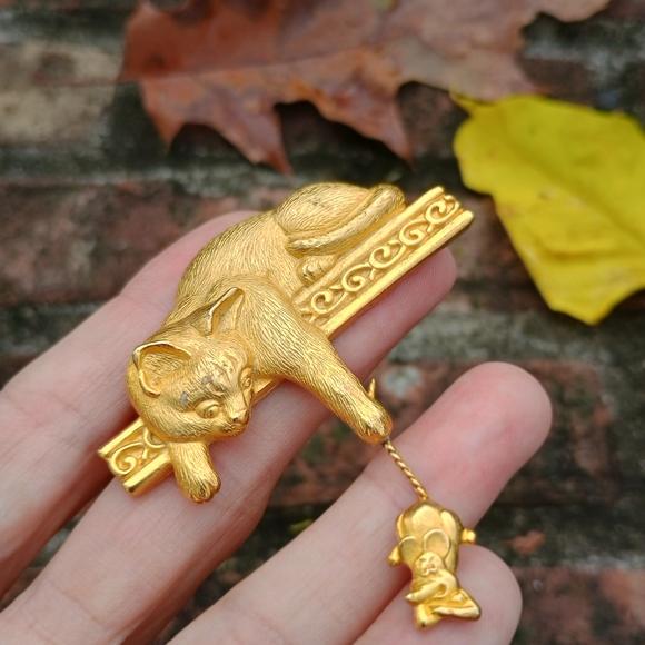 Vintage, 1990s J J Jonette brushed good tone cat and mouse brooch, cat lady gift - Picture 4 of 8